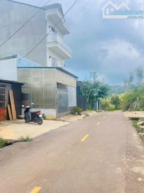Đất sổ riêng xây dựng-  đường nhựa-  xuân trường - Đà Lạt - 99m2- 3 tỷ