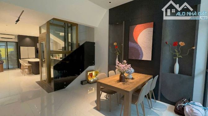 Nhà Đẹp 5 Tầng Có Thang Máy - 4x18 - Xe Hơi Vào Nhà - Gần Mặt Tiền Hoàng Văn Thụ