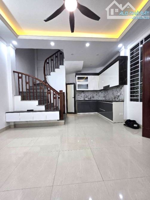 BÁN NHÀ ĐƯỜNG BÁT KHỐI 35M2, 5 TẦNG Ở NGAY, Ô TÔ ĐỖ CỔNG, 5.35 TỶ.