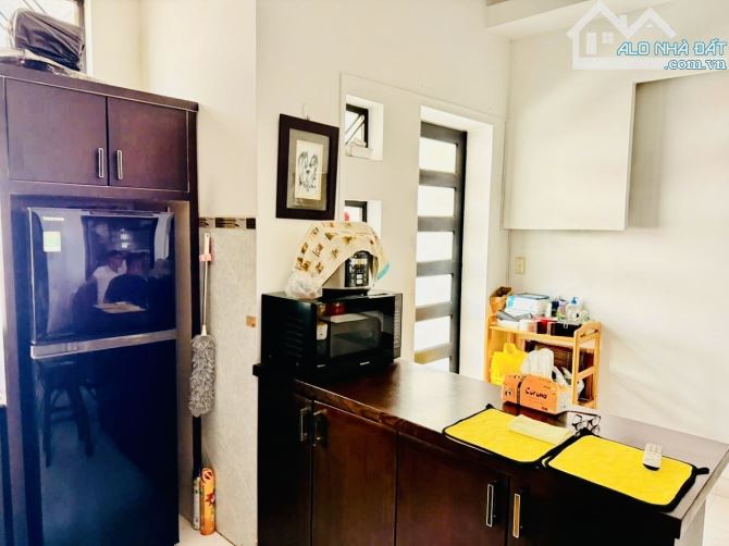 NGAY TRỤC THỐNG NHẤT -  3 TẦNG - NGANG 5.1M - DÀI 12,5 -  HẺM XE HƠI NGỦ TRONG NHÀ - 6 PHÒ