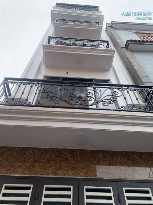 Trâu Quỳ- 5 tầng mới koong - 4tỷ8 - oto đỗ cửa  - đủ công năng - gần hvnn, vin1,..