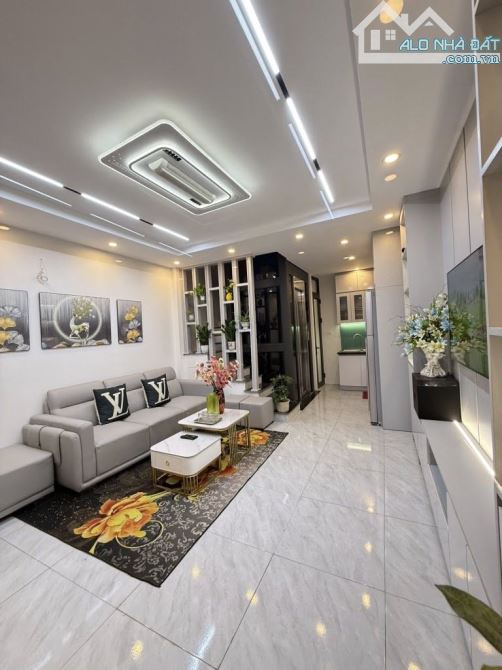 - Bán nhà Trần Cung, 20m ô tô, nội thất xịn sò, sát phố, 48m2, 9.3 tỷ.