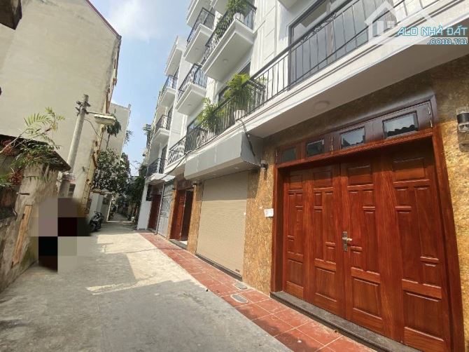 HIẾM, OTO đậu cửa, Bát Khối - Long Biên 40M x 5T giá nhỉnh 6 Tỷ