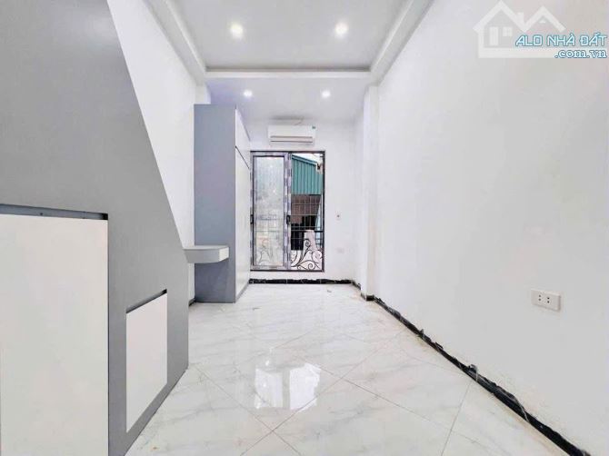 Toà CHDV ngõ ô tô tại phố Vũ Tông Phan, 70m2*7T, 18 phòng KK, đủ PCCC, dòng tiền 7%/năm!