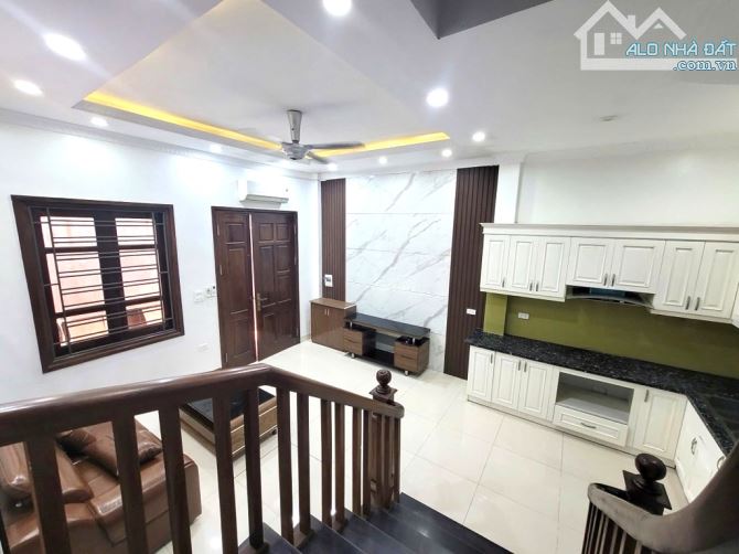 BÁN NHÀ THẠCH BÀN 35M2, 5 TẦNG NGÕ NÔNG, Ô TÔ ĐỖ CỔNG, 5.75 TỶ