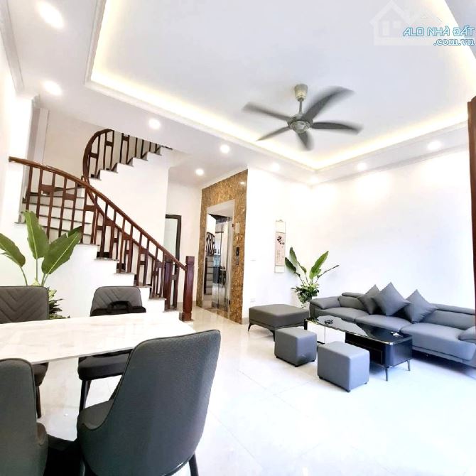 BÁN NHÀ THẠCH BÀN 46M2, 6 TẦNG THANG MÁY, Ô TÔ ĐỖ CỔNG, 7.8 TỶ