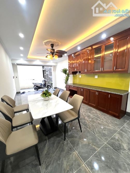 BÁN NHÀ THẠCH BÀN 40M2, 6 TẦNG THANG MÁY, Ô TÔ ĐỖ CỬA, FULL NỘI THẤT, 9.5 TỶ