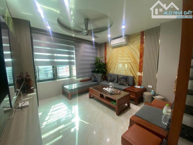 - Bán nhà Trần Cung, ngõ ô tô, nội thất xịn sò, sát phố, 35m2, 9.3 tỷ.