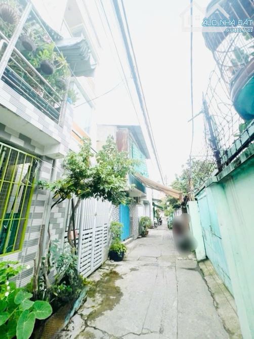 Nhà (9.4x27m) nở hậu, hẻm thông, gần Mặt tiền Bến Bình Đông P14Q8