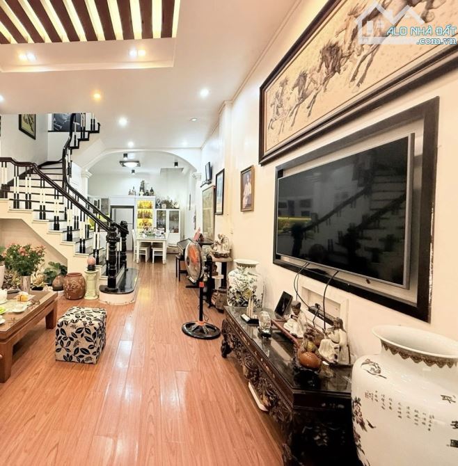Bán nhà Lạc Long Quân, dt59m, Phân lô bàn cờ, ô tô tránh, kinh doanh, ô chờ thang máy