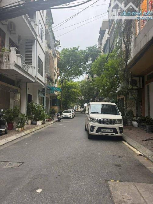 Bán nhà phố Tây Sơn. Phân lô cán bộ, oto tránh, kinh doanh tốt. Chủ nhà cần bán gấp