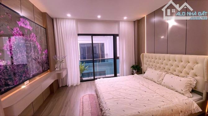 NGUYỄN VĂN CỪ NHÀ 7 TẦNG THANG MÁY. Ô TÔ NGỦ TRONG NHÀ. 13 TỶ sẽ