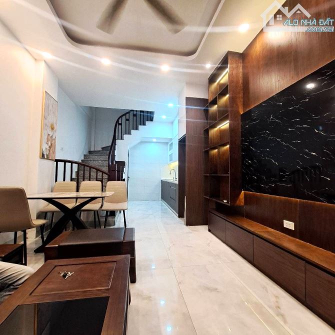 BÁN NHÀ ĐƯỜNG BÁT KHỐI 35M2, 5 TẦNG FULL NỘI THẤT, Ô TÔ ĐỖ CỔNG, 6.7 TỶ.