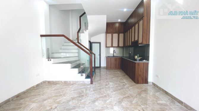 BÁN NHÀ ĐƯỜNG BÁT KHỐI 35M2, 5 TẦNG MỚI ĐẸP, Ô TÔ ĐỖ CỔNG, 5.85 TỶ.