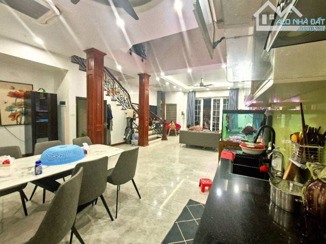 NHÀ ĐẸP LONG LANH DT96m, 4 tầng  VỊ TRÍ VÀNG TRỊNH ĐÌNH CỬU