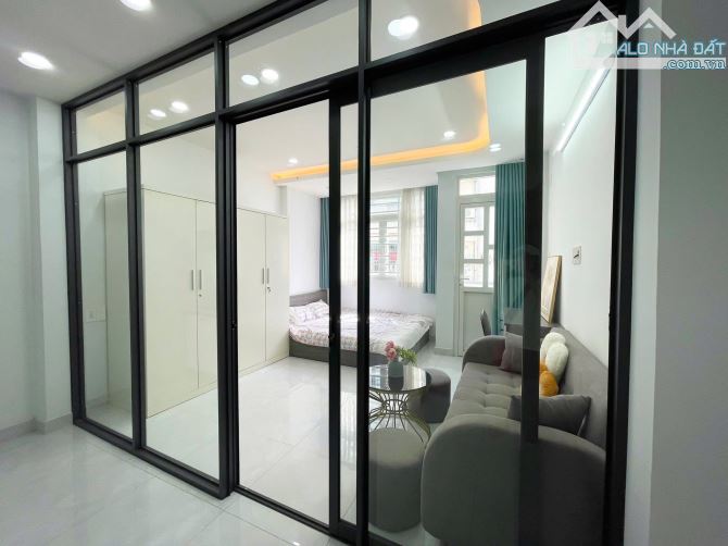 Phòng tách bếp cửa thoáng full nội thất