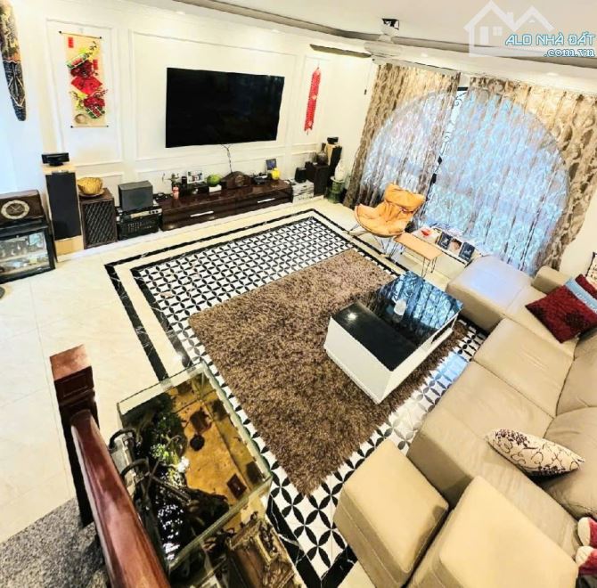 BÁN NHÀ THẠCH BÀN LONG BIÊN, Ô TÔ VÀO NHÀ, MẶT TIỀN KHỦNG, TẶNG NỘI THẤT CHẤT, CHỈ 8.x TỶ