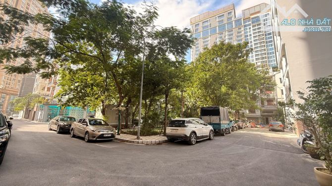 BÁN ĐẤT BT VƯỜN ĐÀO - VIEW VƯỜN HOA - GIÁ ĐẦU TƯ. 290m2 -MT15m - Giá 126 Tỷ.