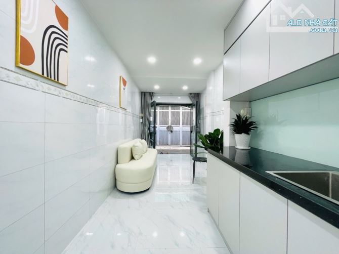 Nhà mới tinh 2 tầng . 23m2 . 2pn. Full nội thất . Hẻm 3 gác thông tứ tung .