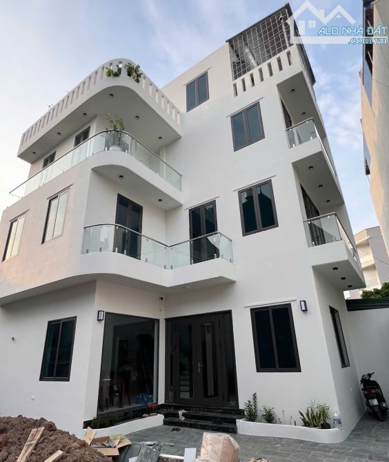 Nhà đẹp, giá rẻ. 90m*4 tầng*phun nội thất, hơn 100triệu/m2 tại thương thanh long biên.