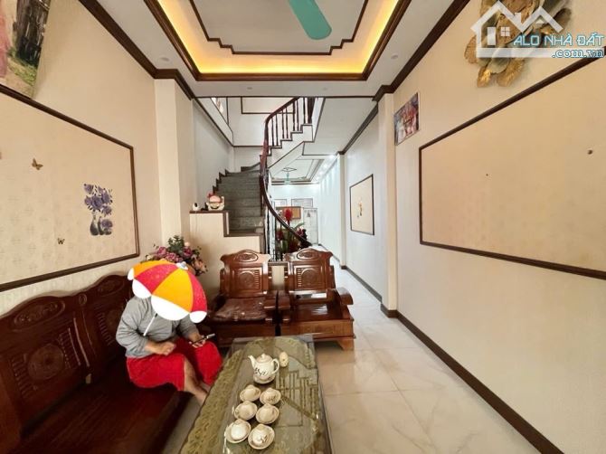 MUA ĐẤT TẶNG NHÀ 3 TẦNG 48M. ĐẸP LUNG LINH NHƯ HOA HẬU .CHỈ VIỆC KÉO VALI VỀ Ở