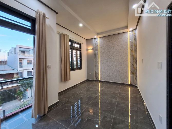 Nhà 2 lầu ( 4 Phòng Ngủ - Sân oto ) kinh doanh buôn bán , TX25 Q12 - 10