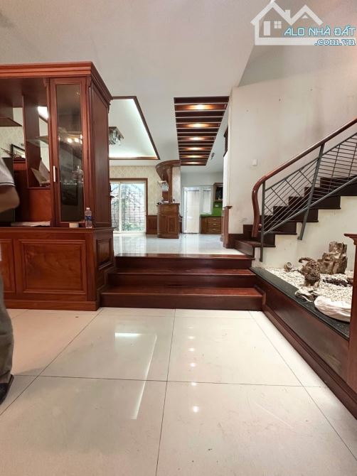 Bán biệt thự Tân Bình - 173m2 - sân vườn thoáng mát - 3 tầng - 10