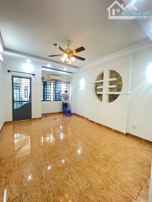 Bán gấp nhà riên hẻm nhựa 7m thông. 5 tầng 4x17. Khu V.I.P Bàu Cát Tân Bình. Chỉ 11,9 - 10