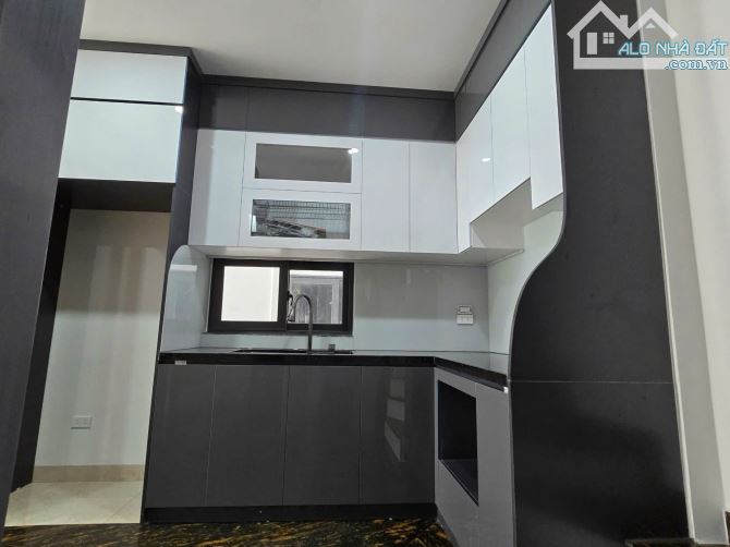Bán nhà Nguyễn Văn Linh, Long Biên mặt ngõ ô tô, ô tô vào nhà, giá chào 11.5 tỷ,  6tầng - 1