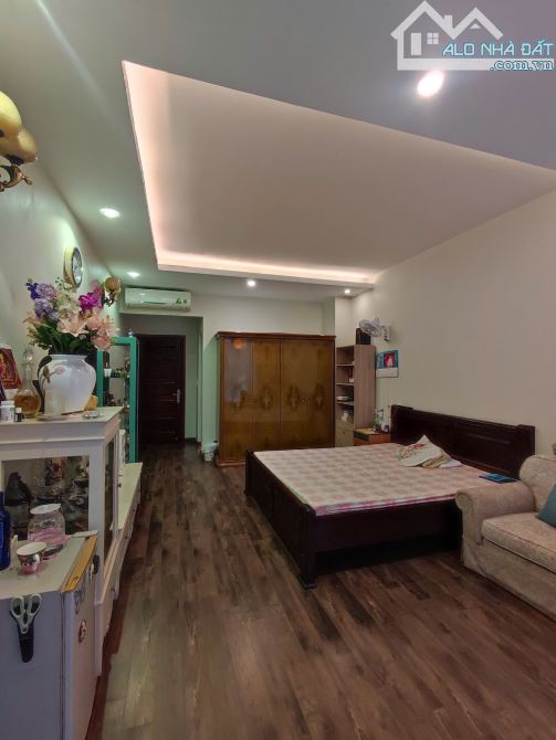Bán nhà 61 Lạc Trung, DT 68m x 4 tầng, mặt tiền 4.5m, gara ô tô, 27 tỷ đồng - 1