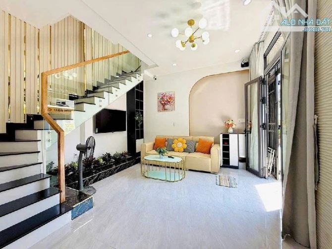 CHỈ 4TY6 - 55M2 NỞ HẬU - LẦU TRỆT - NGAY CÔNG VIÊN LÀNG HOA. - 1