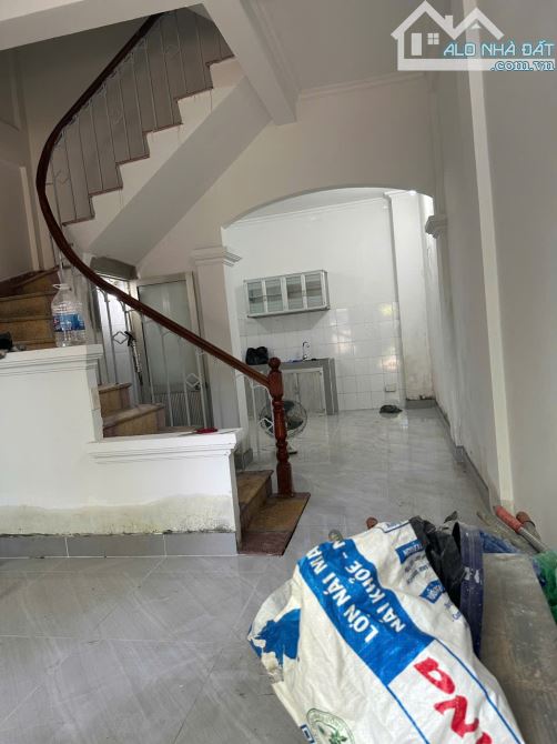 Cho thuê nhà nguyên căn ngõ 147 Tân Mai, 35m² x 3 tầng, gồm 3 phòng ngủ, 2 vệ sinh. 9 - 1