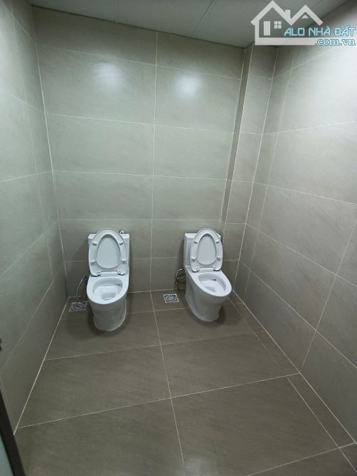 Cho thuê nhà mặt phố Trần Quốc Hoàn, DT 60m x 5,5T, MT 7m thông sàn, thang máy, điều hoà - 1