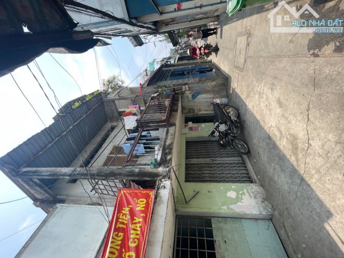 NGAY CĂN HỘ PRIVIA KHANG ĐIỀN - VÀI BƯỚC RA CHỢ AN DƯƠNG VƯƠNG - 4,2x15M - NHÀ CẤP 4 ĐANG - 1