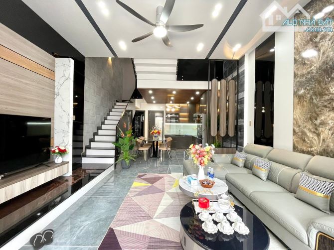 Bán nhà 3 tầng hiện đại mới xây, SHR công chứng ngay, xe hơi vào tận cửa - 1