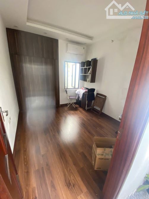 Bán nhà phố Cầu Giấy - 1 nhà ra ô tô - dt: 37m2. Nhà 3 tầng - giá chỉ: 9,3 tỷ - 1