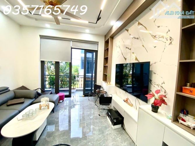 BÁN NHÀ ĐẸP FULL NỘI THẤT - 1 TRỆT 2 LẦU 1 TUM  - 200m2 SỬ DỤNG - CÓ GARA Ô TÔ - KẾ - 1