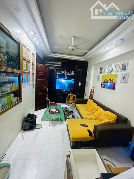 Bán nhà Hoàng Quốc Việt - Giá 6.5 tỷ. Nhà 5 tầng. Gần Trần Quốc Hoàn, Nguyễn Văn Huyên - 1