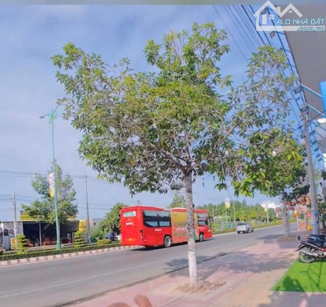 Bán 100m2 mặt tiền đại lộ Hùng Vương cạnh vòng xoay - 1