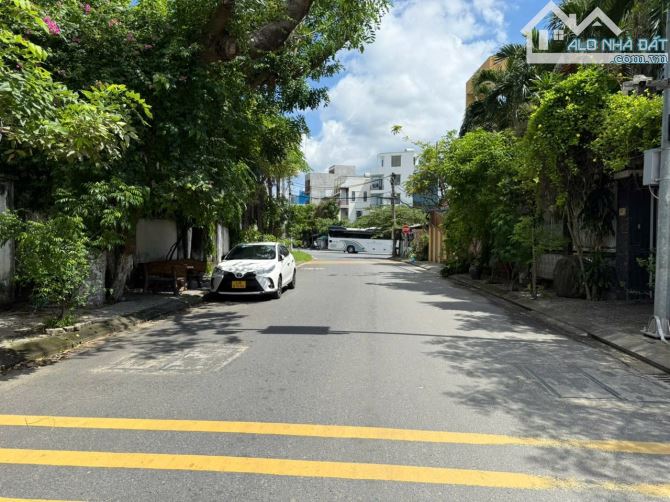 Bán 299m đất 3 mặt tiền đường Phó Đức Chính Sát đường Vương Thừa Vũ gần Biển Ngang 14m - 1
