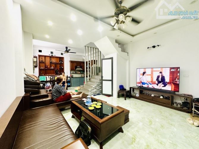 Bán nhà dân xậy đẹp long lanh phố Ngọc Thụy, 42m2, 4 tầng, MT 4.7m chỉ 7.5 tỷ - 1