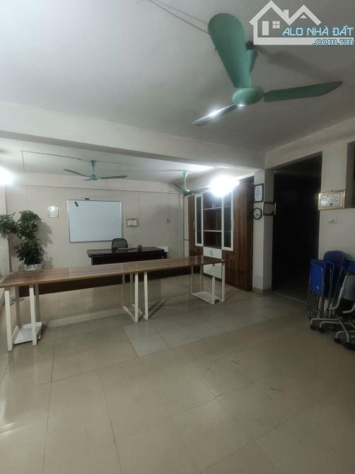 Bán đất tặng nhà 6 tầng,DT 75m2, dân xây chắc chắn, có ô chờ thang máy, cách phố 10m - 1