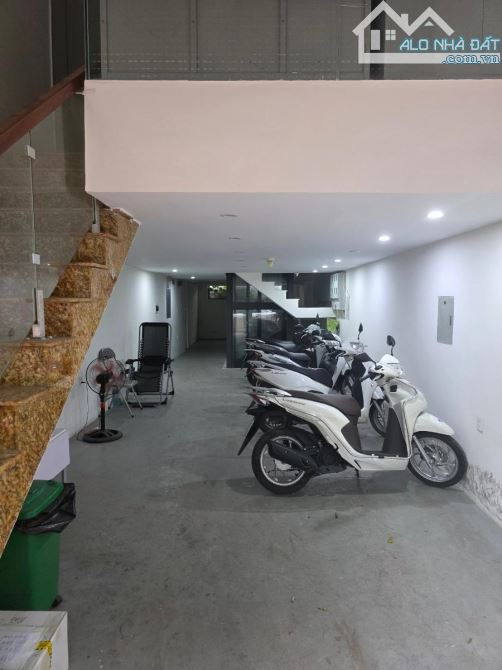 TOÀ NHÀ VĂN PHÒNG - CẦU GIẤY - 8 T THANG MÁY - 2 MẶT THOÁNG- VỈA HÈ - Ô TÔ TRÁNH - 26.5 T - 1
