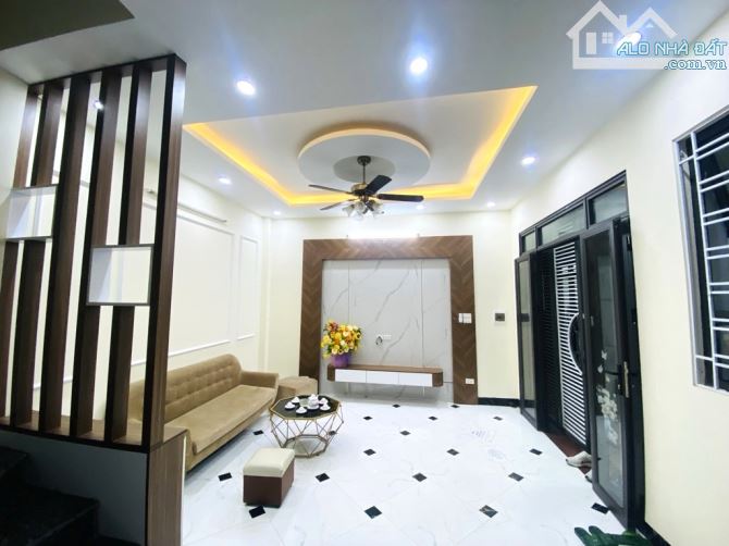 BÁN NHÀ ĐƯỜNG BÁT KHỐI 35M2, 5 TẦNG MỚI ĐẸP, Ô TÔ ĐỖ CỔNG, 5.6 TỶ. - 1