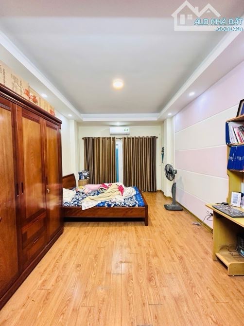Nhà hiếm trong tầm giá Phố Cầu Giấy, 5 tầng, 35m2 Giá nhỉn 7 tỷ, tiện ích xung quanh nhiều - 1
