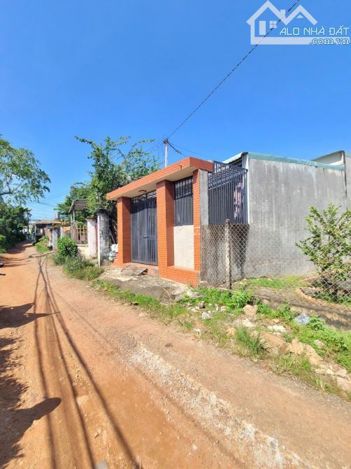 Bán nhà cấp 4 gác lửng cách đường Bùi Thị Xuân 100m p.Tân Bình Tp.Dĩ An chỉ 3ty300TL M7776 - 1