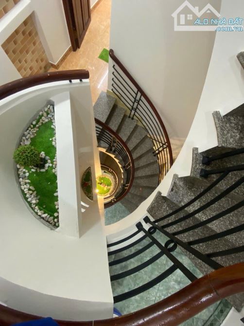 Bán gấp nhà riên hẻm nhựa 7m thông. 5 tầng 4x17. Khu V.I.P Bàu Cát Tân Bình. Chỉ 11,9 - 1
