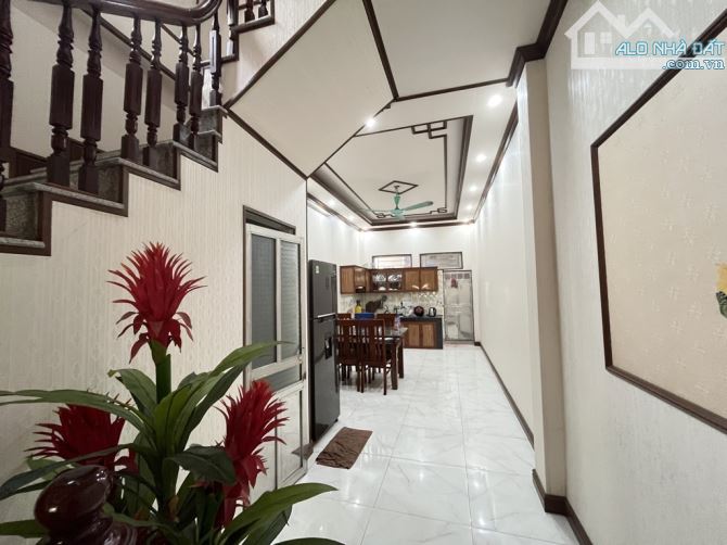 MUA ĐẤT TẶNG NHÀ 3 TẦNG 48M. ĐẸP LUNG LINH NHƯ HOA HẬU .CHỈ VIỆC KÉO VALI VỀ Ở - 1