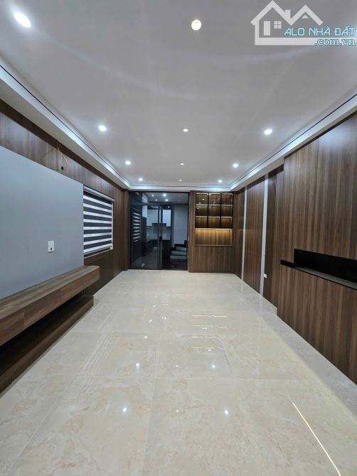 Bán nhà Nguyễn Văn Linh, Long Biên mặt ngõ ô tô, ô tô vào nhà, giá chào 11.5 tỷ,  6tầng - 2