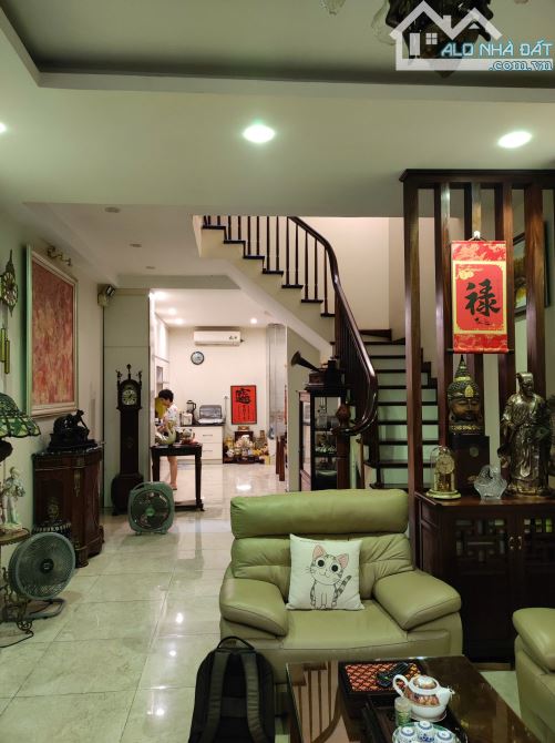 Bán nhà 61 Lạc Trung, DT 68m x 4 tầng, mặt tiền 4.5m, gara ô tô, 27 tỷ đồng - 2